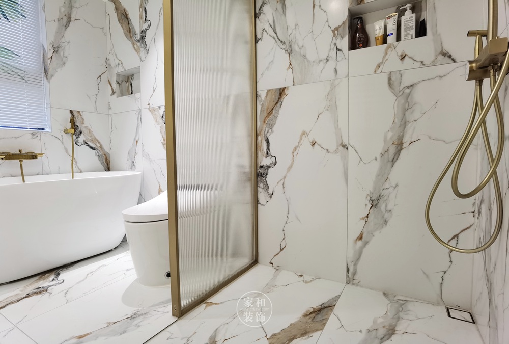 如何用下沉式淋浴间设计代替传统玻璃淋浴房？
